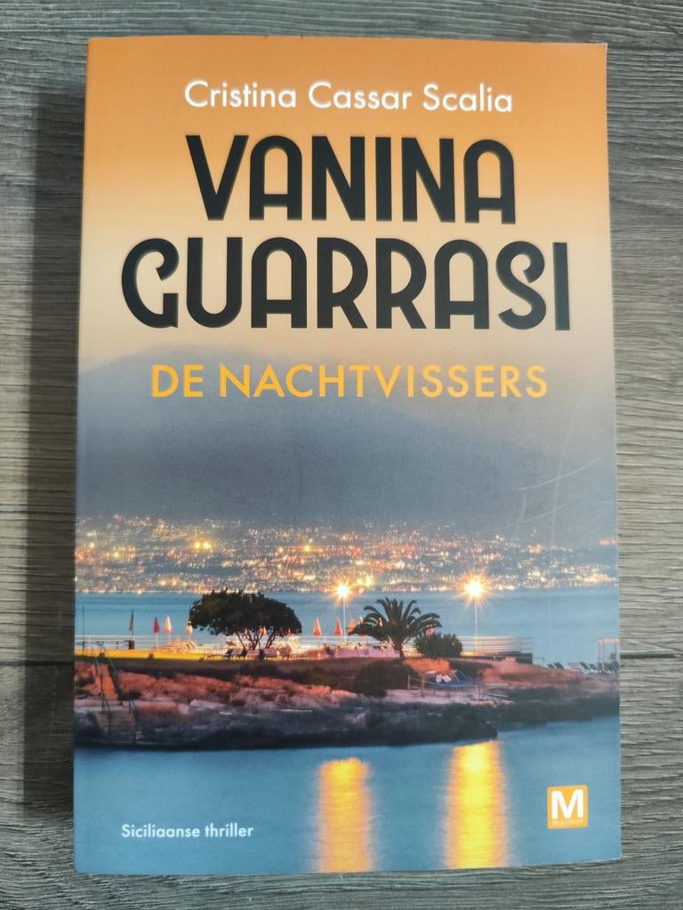 Vanina Guarrasi – De nacht vissers | Cristina Cassar Scalia, Boeken, Ophalen of Verzenden, Zo goed als nieuw, Cristina Cassar Scalia