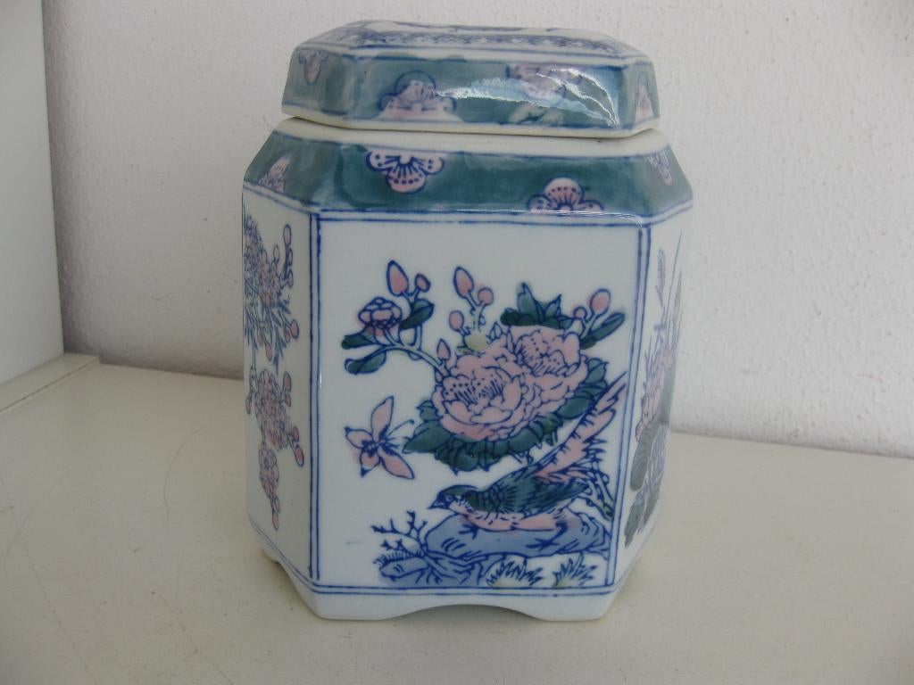 Zeshoekige dekselpot van Chinees porselein., Ophalen of Verzenden