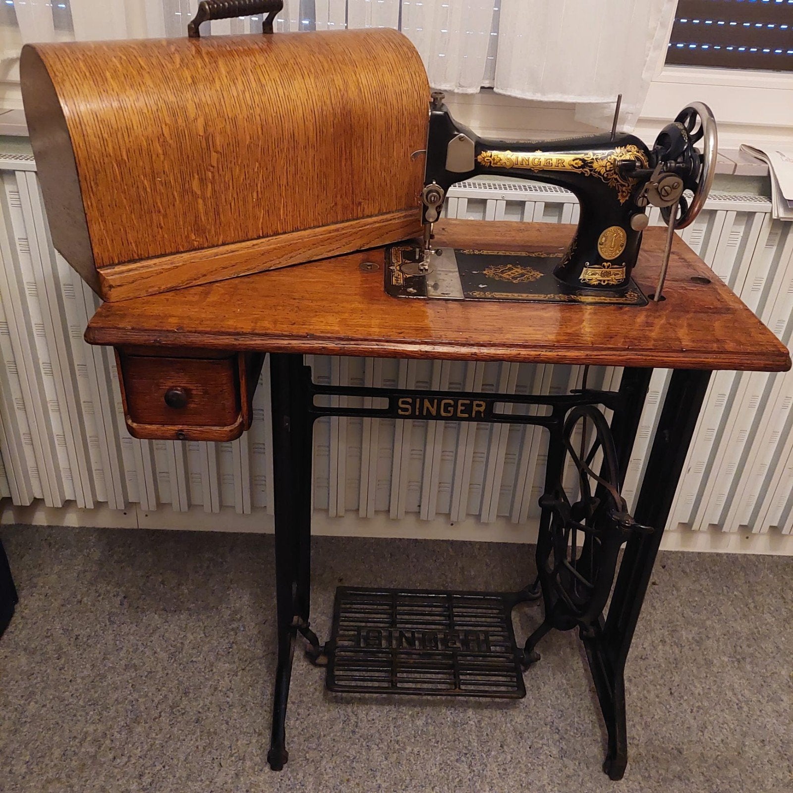 Singer trapnaaimachine met houten kap, Ophalen