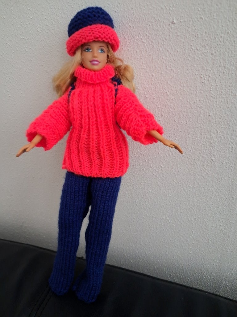 Barbiepopkleding gebreid setje blauw/roze, Verzamelen, Ophalen of Verzenden, Nieuw, Pop