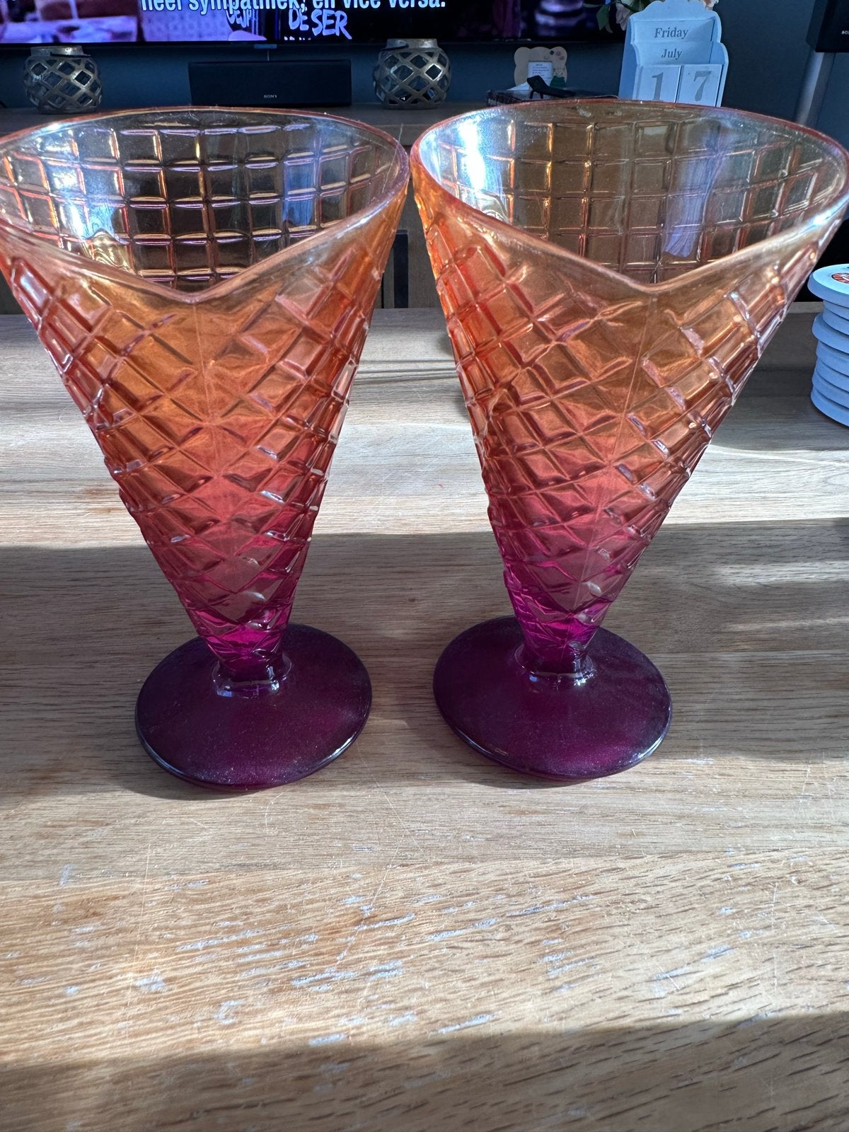 2 Gekleurde glazen ijscoupes - Vintage look, Ophalen, Glas of Glazen, Vintage, Glas