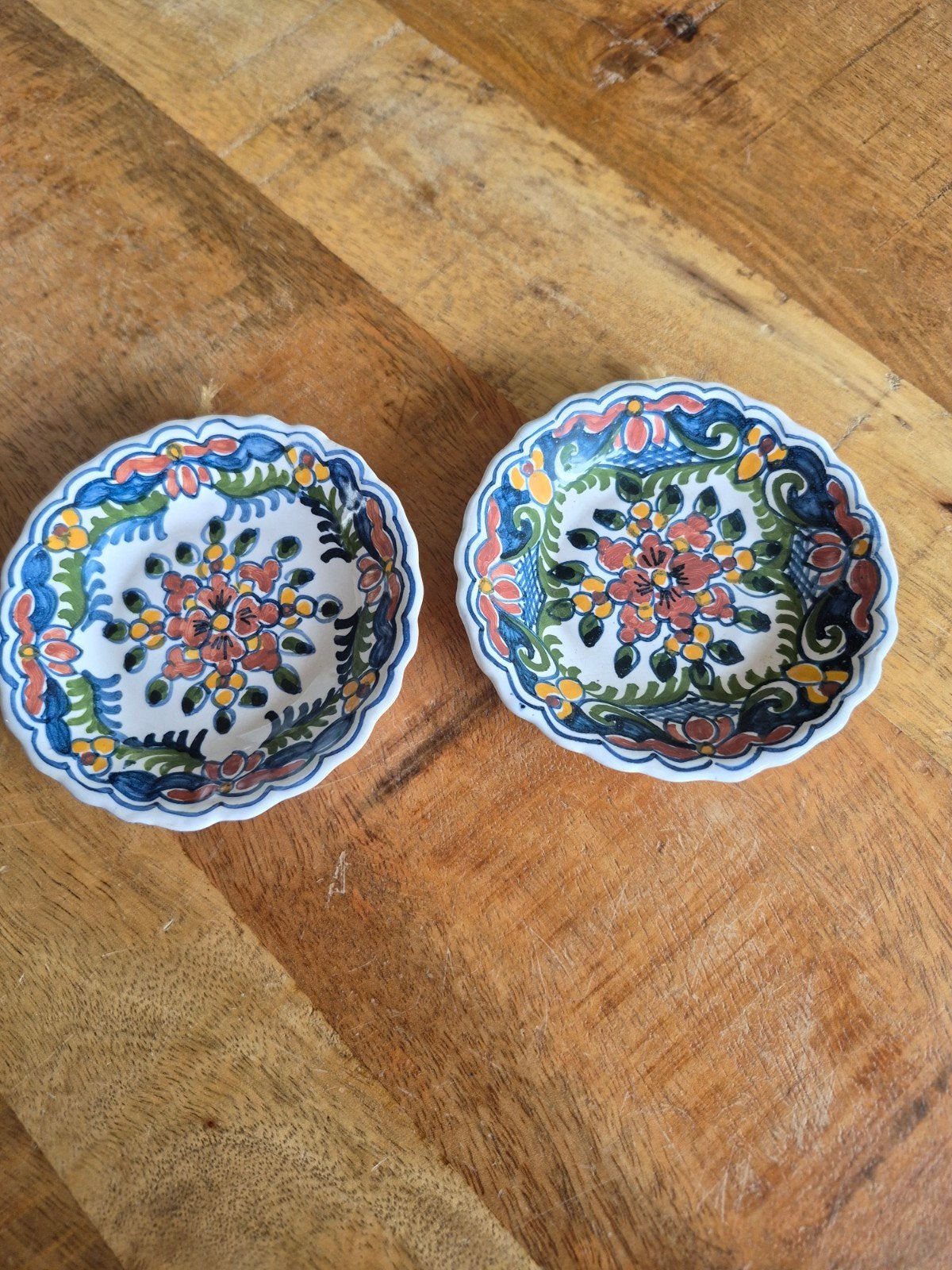 Twee handgeschilderde Makkum aardewerk schaaltjes, Antiek en Kunst, Antiek | Keramiek en Aardewerk, Ophalen