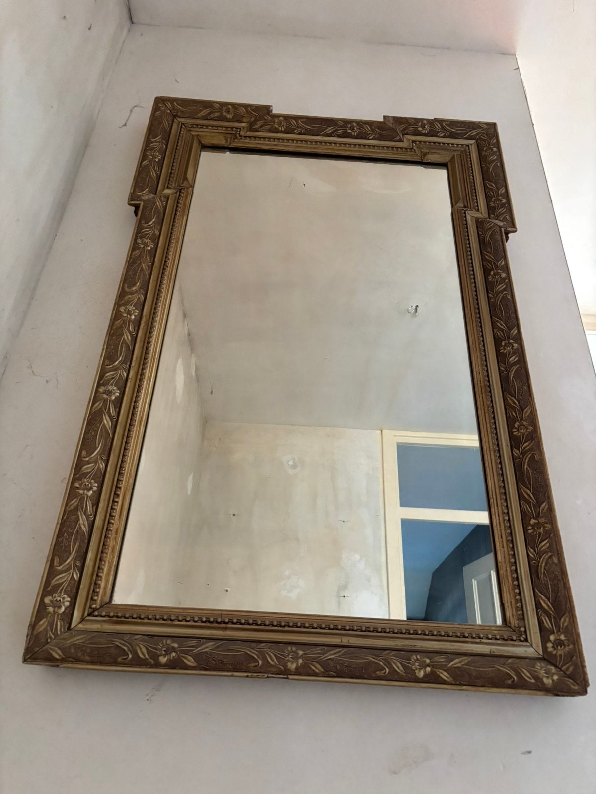Antieke Spiegel met Sierlijke Houten Lijst, Antiek en Kunst, Ophalen of Verzenden, Rechthoekig