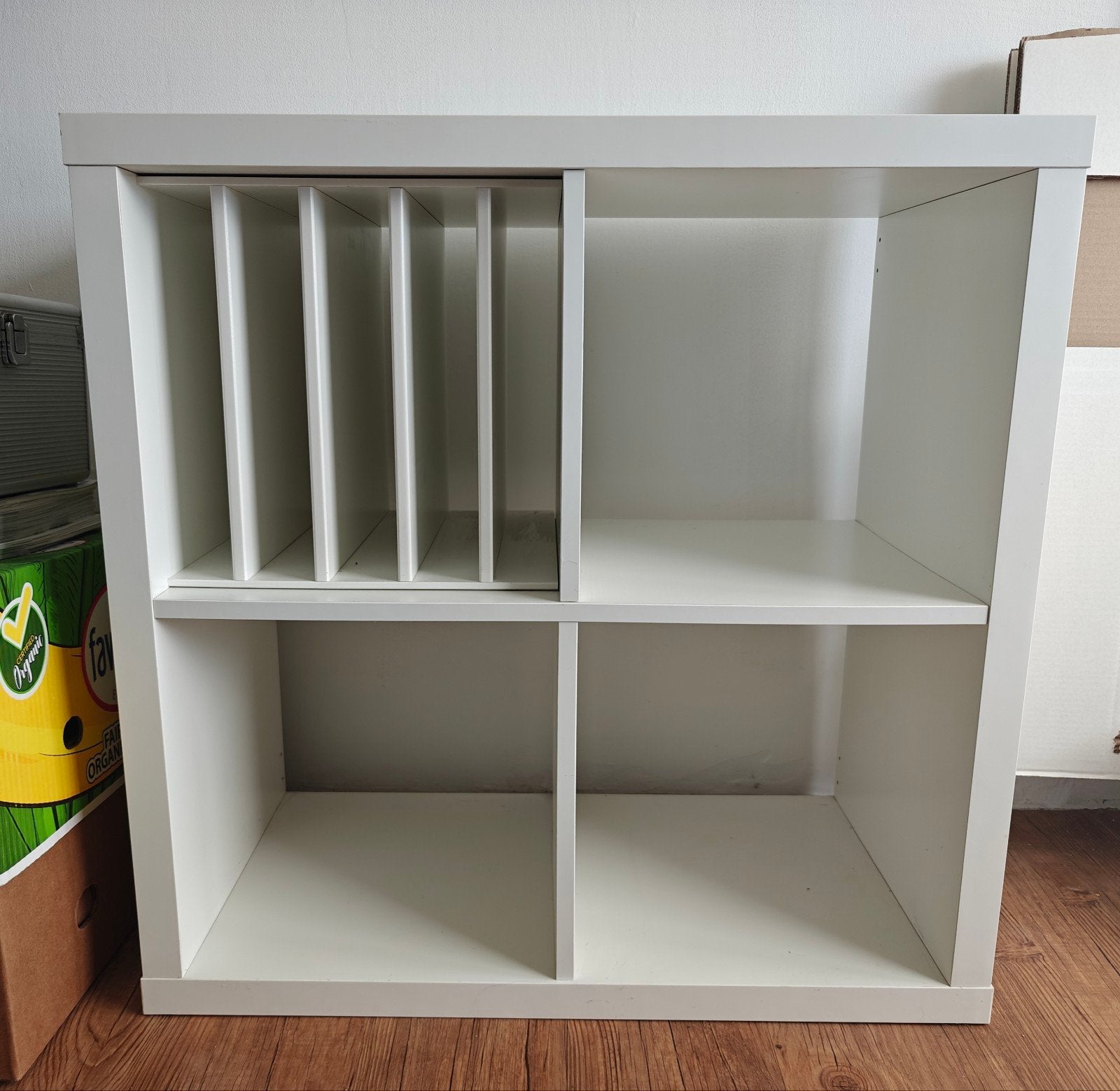 Witte IKEA Kallax kast 4 vakken met plateninzet, Huis en Inrichting, Ophalen, Met plank(en), Kunststof, Gebruikt