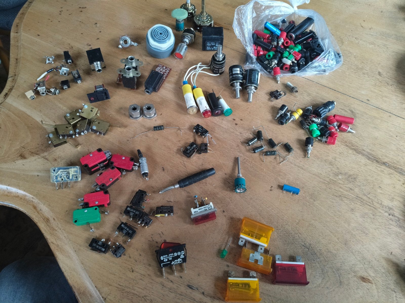 Diverse elektronica onderdelen - Schakelaars, potmeters, c., Ophalen, Gebruikt