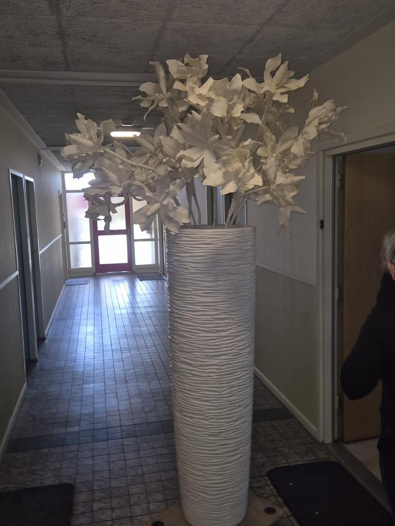 Grote witte kunststof vaas met bloemen, Ophalen, Zo goed als nieuw
