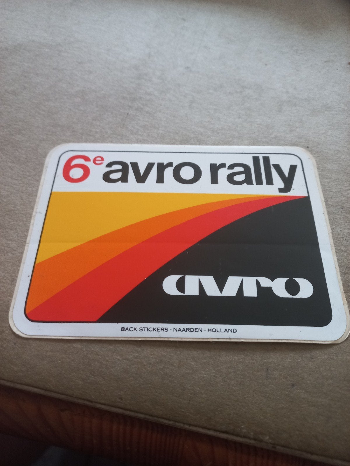 Vintage 6e AVRO Rally sticker - Back Stickers Naarden, Verzamelen, Stickers, Ophalen of Verzenden