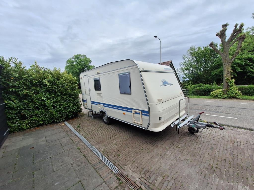 Adria 432 PX Caravan - Compact en Compleet, Caravans en Kamperen, Standaardzit, Omvormbare zithoek, Luifel, 750 - 1000 kg