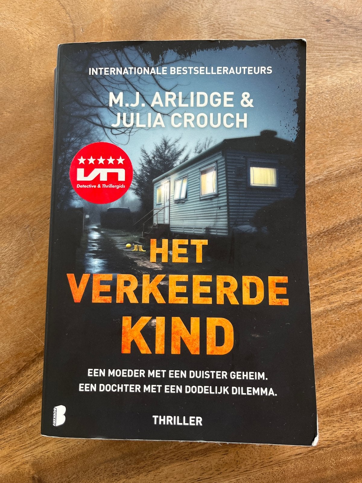 Het Verkeerde Kind - M.J. Arlidge & Julia Crouch Thriller, Boeken, Thrillers, Ophalen of Verzenden, Zo goed als nieuw, Nederland