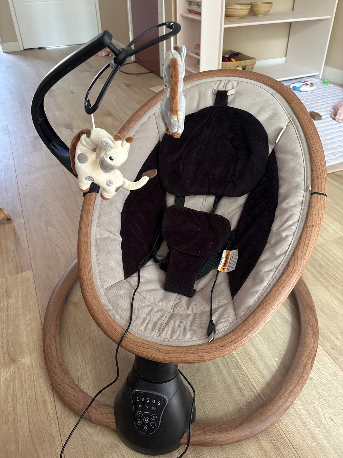 Elektrische baby schommelstoel Qute, Kinderen en Baby's, Ophalen, Zo goed als nieuw