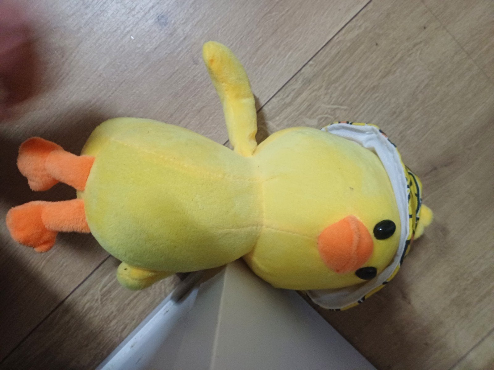 Gele knuffeleend met oranje snavel en poten en eendjes hoed, Kinderen en Baby's, Geel, Nieuw, Ophalen of Verzenden, Middelgroot (20 tot 80 cm)