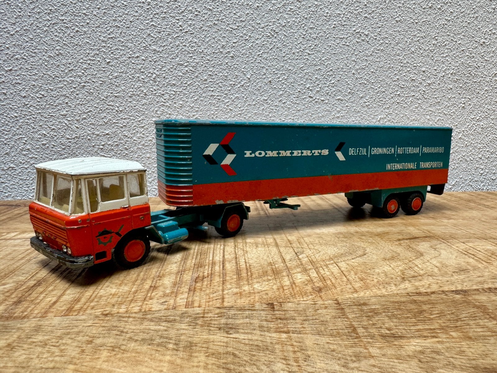 Daf 2600  Lommerts  DZ- Paramaribo 1918 - 1968., Hobby en Vrije tijd, Modelauto's | 1:50, Ophalen of Verzenden, Gebruikt, Bus of Vrachtwagen