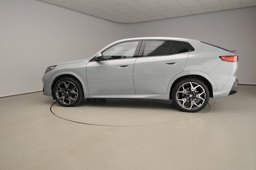 BMW iX2 eDrive20 | M-Sportpakket | LED | HUD | Active cruise, Auto's, BMW, 204 pk, SUV of Terreinwagen, Zilver of Grijs, 750 kg