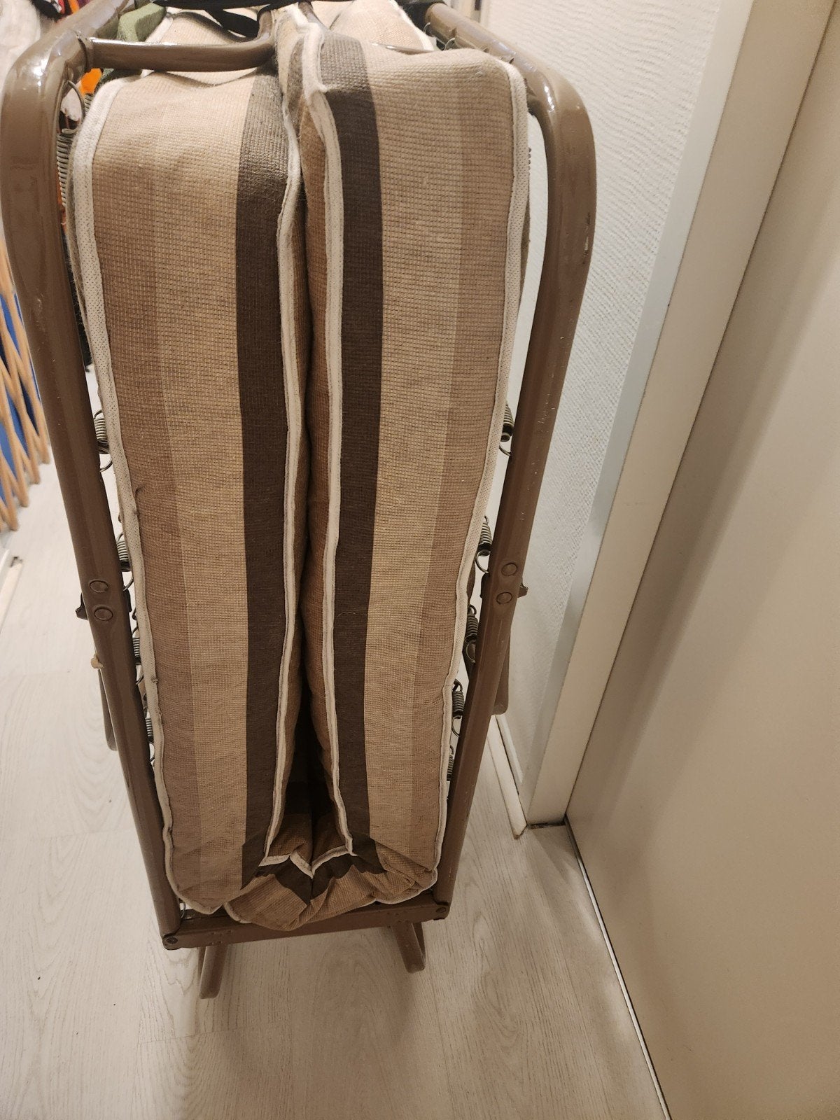 Opklapbaar logeerbed met wieltjes, Huis en Inrichting, Ophalen, Gebruikt, Eenpersoons, Bruin