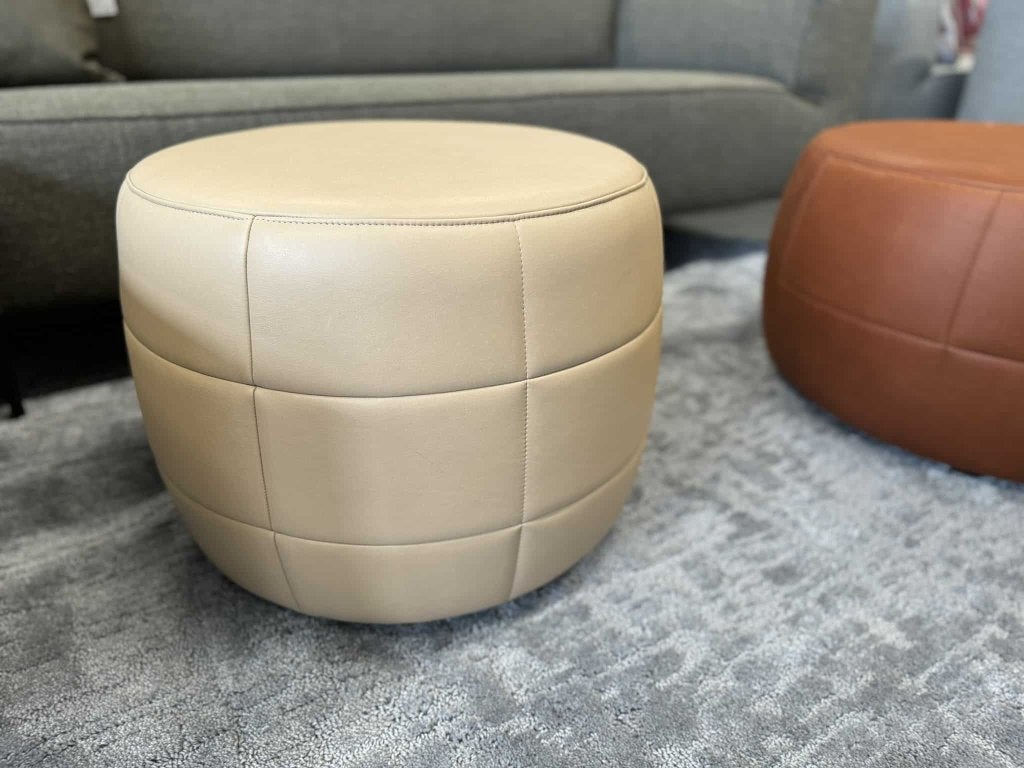 Nieuw Design on Stock Barrell 55 Poef Loxton Fjord leer, Gompenstraat 15, Leer, Ophalen of Verzenden, Contactformulier