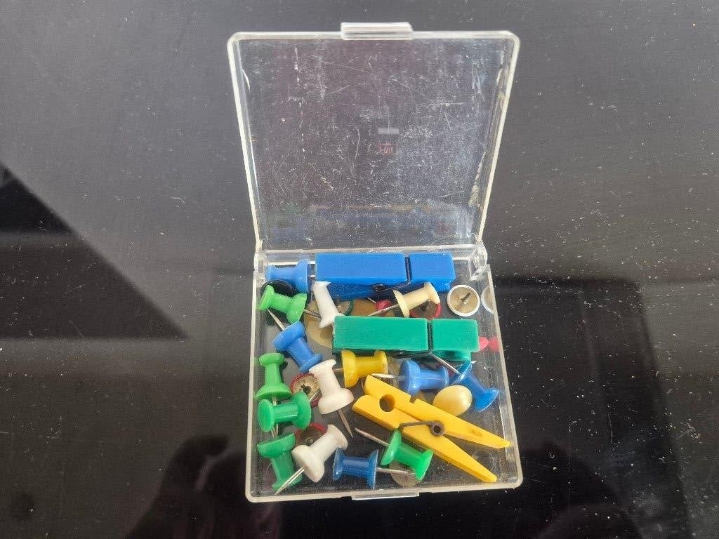 memobord punaises en knijpertjes, Diversen, Ophalen of Verzenden, Zo goed als nieuw