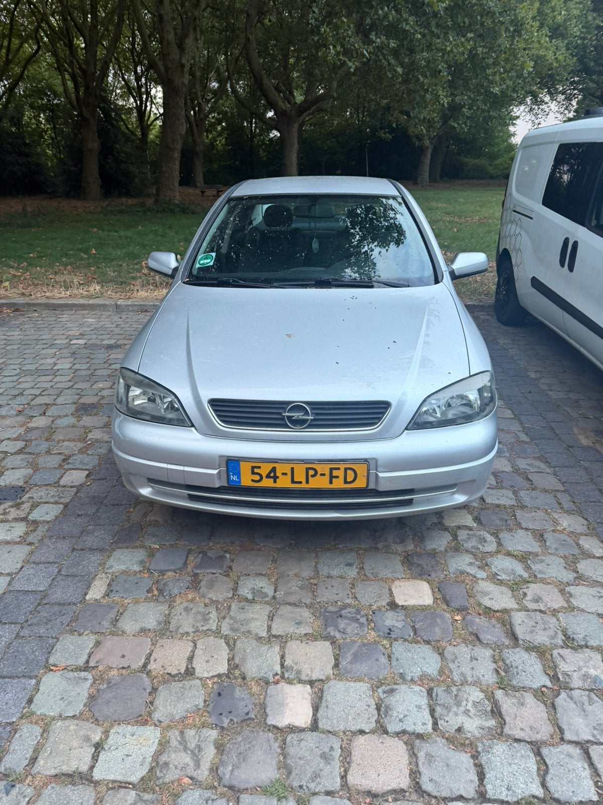 Opel Astra 1.6 16V SDN AUT 2003 Grijs, Auto's, 4 cilinders, 100 pk, 49 €/maand, Origineel Nederlands