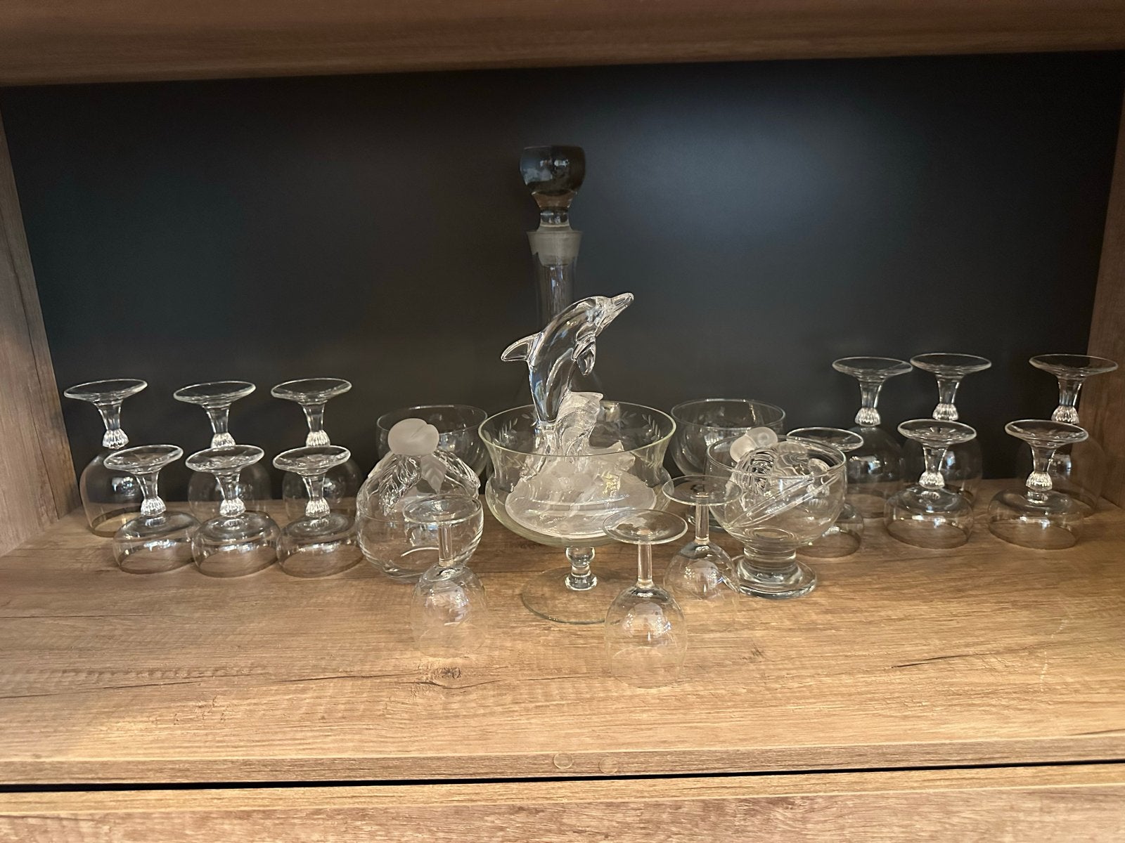 Diverse glazen set met dolfijn decoratie, Ophalen