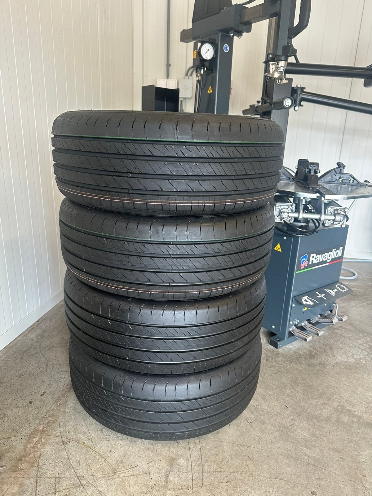 4 Stuks Goodyear 215 55 17 Zomerbanden Inclusief Montage, 215 mm, Goodyear, Banden en Velgen, Nieuw