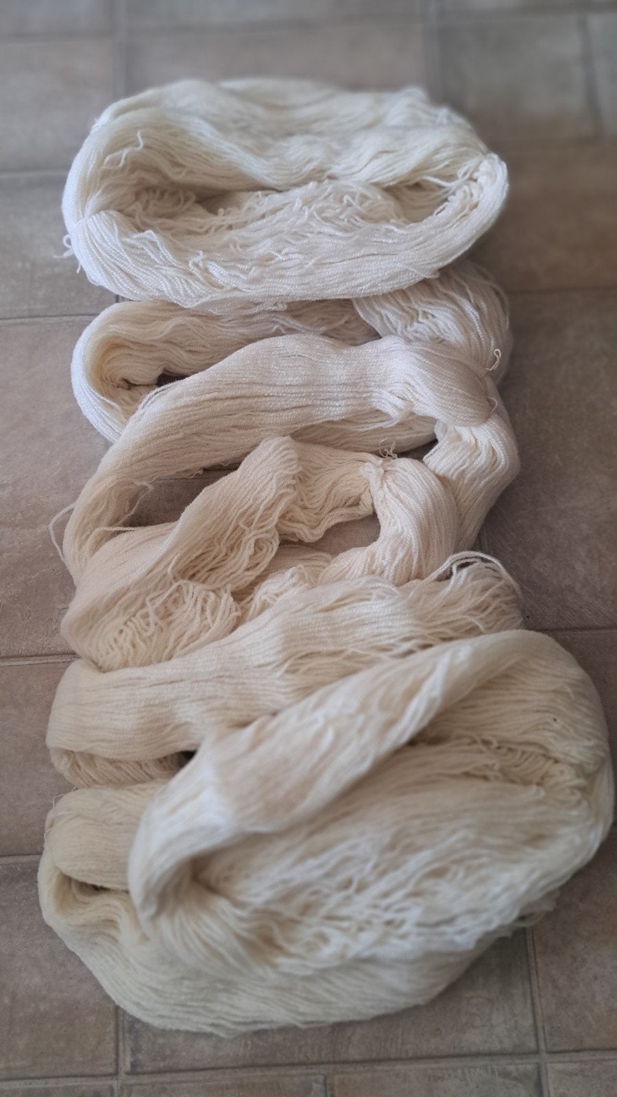 8 Strengen handgesponnen schapenwol ecru - 150 gr/streng, Ophalen of Verzenden, Nieuw, Breien of Haken, Wol of Garen