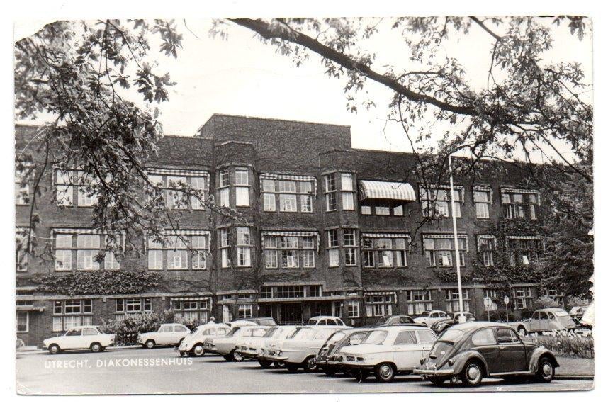 Utrecht Diakonessenhuis met veel auto's o.a. DAF VW Kever, Ophalen, 1960 tot 1980, Gelopen, Utrecht