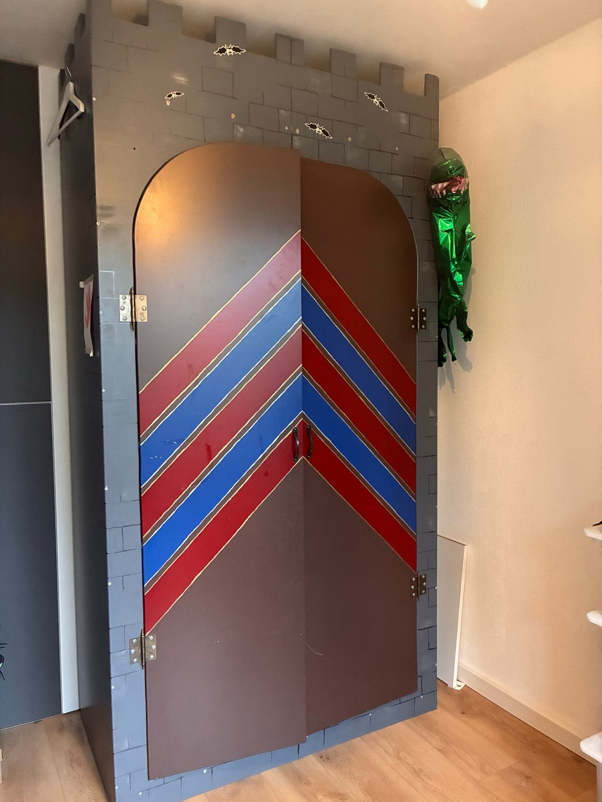 Unieke kasteelkast met 7 planken en hanggedeelte., Ophalen, Gebruikt, 200 cm of meer, 50 tot 100 cm