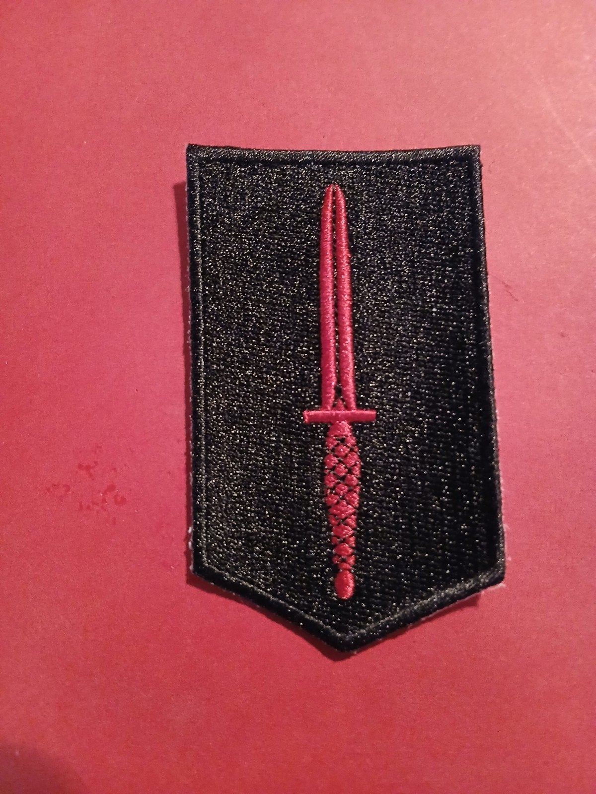 Commando Dolk Embleem - Zwart met Rode Dolk, Verzenden, Landmacht, Overige gebieden, Embleem of Badge