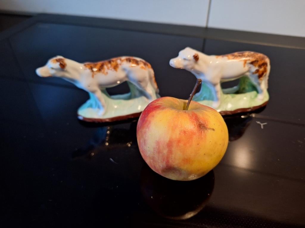 Antieke Staffordshire honden, 18e eeuws, Verzamelen, Beelden en Beeldjes, Ophalen of Verzenden, Gebruikt, Dier