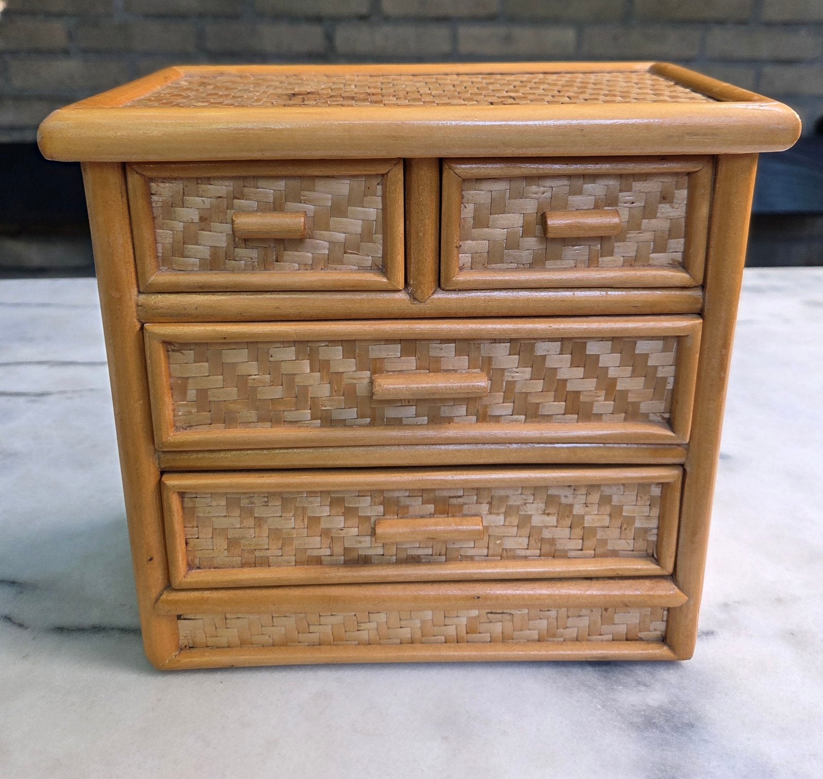 Vintage rotan miniatuur ladekastje / sieradendoos –Jaren '70, Antiek en Kunst, Curiosa en Brocante, Ophalen of Verzenden