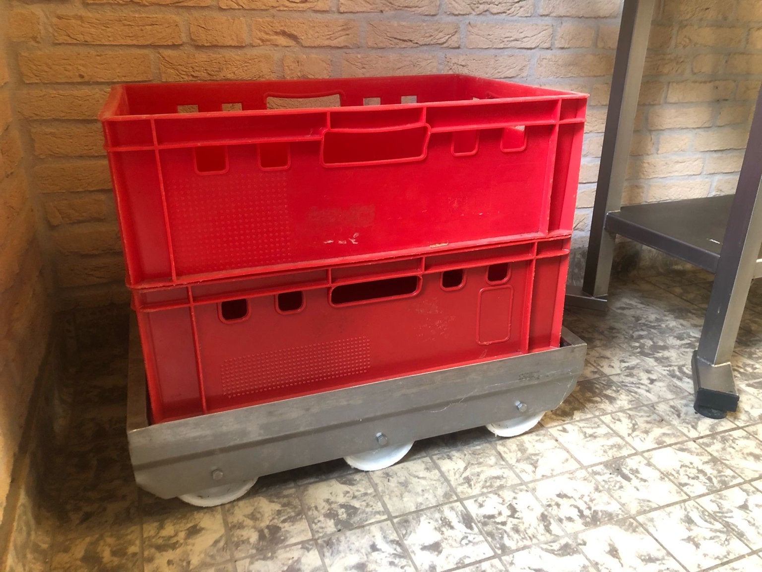 RVS slagerskar met 5-6 rode vleeskratten / E2 kratten, Doe-het-zelf en Verbouw, Ophalen, Gebruikt, 100 cm of meer, 60 cm of meer