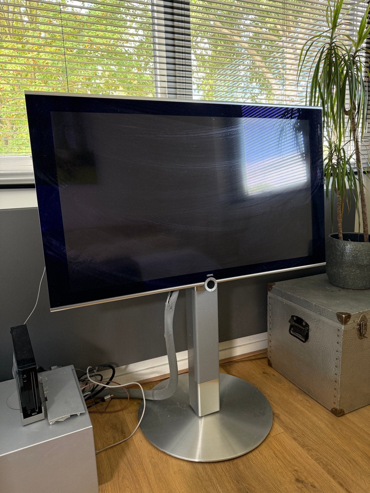 Loewe Individual 40 3D TV met vloerstandaard en subwoofer, Gebruikt, LCD, 100 Hz, 100 cm of meer