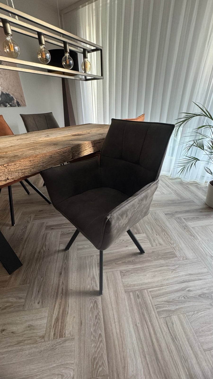 Robuuste eettafel met 4 stoelen, Huis en Inrichting, Ophalen, 100 tot 150 cm, Zo goed als nieuw, Robust