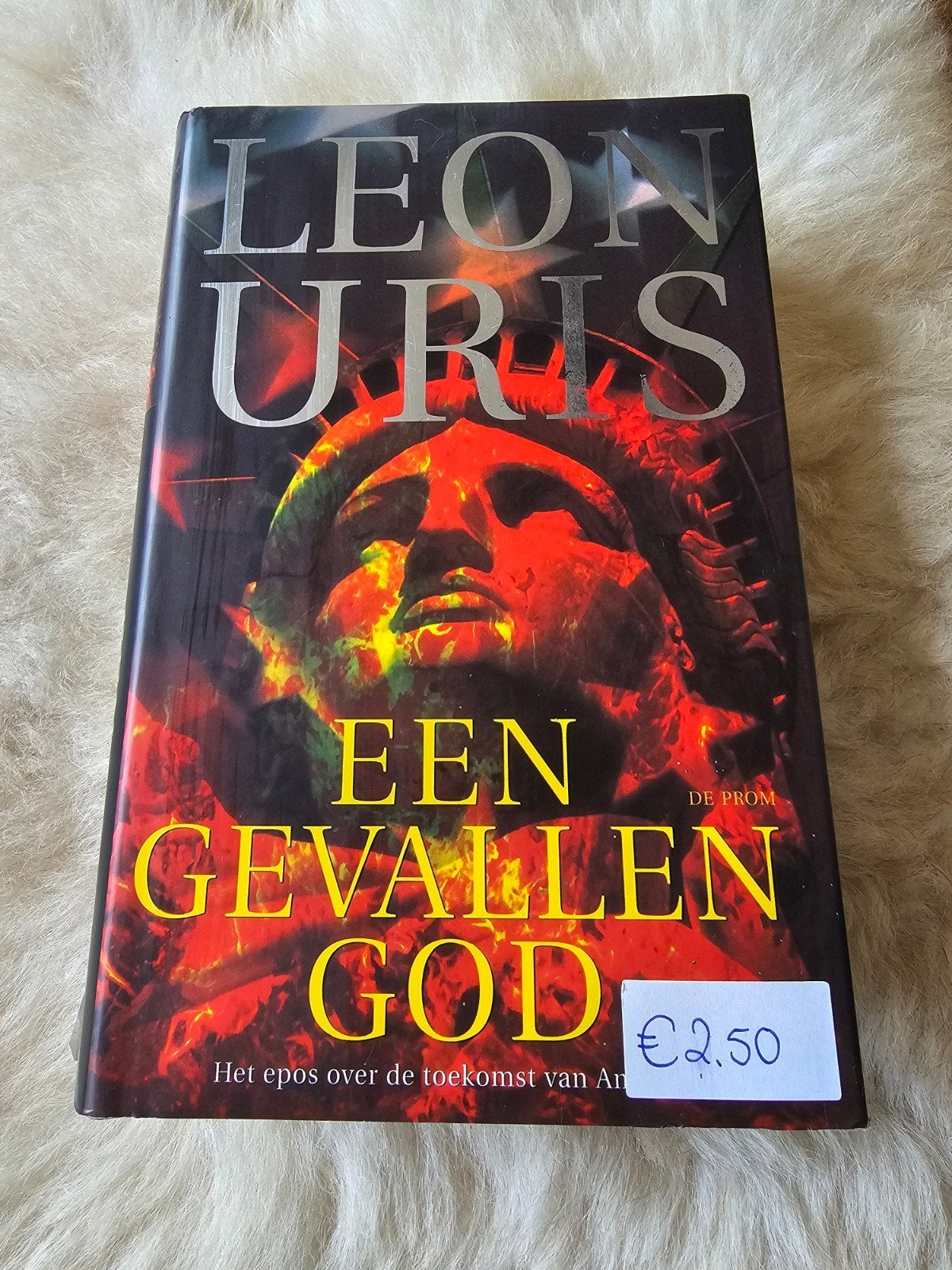 Leon Uris - Een gevallen god, Boeken, Ophalen of Verzenden, Zo goed als nieuw
