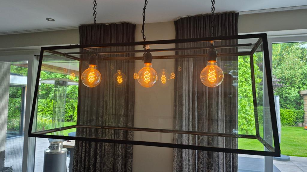 Moderne hanglamp met glazen frame en Edison lampen, Ophalen of Verzenden, Zo goed als nieuw, Glas, Modern industrieel