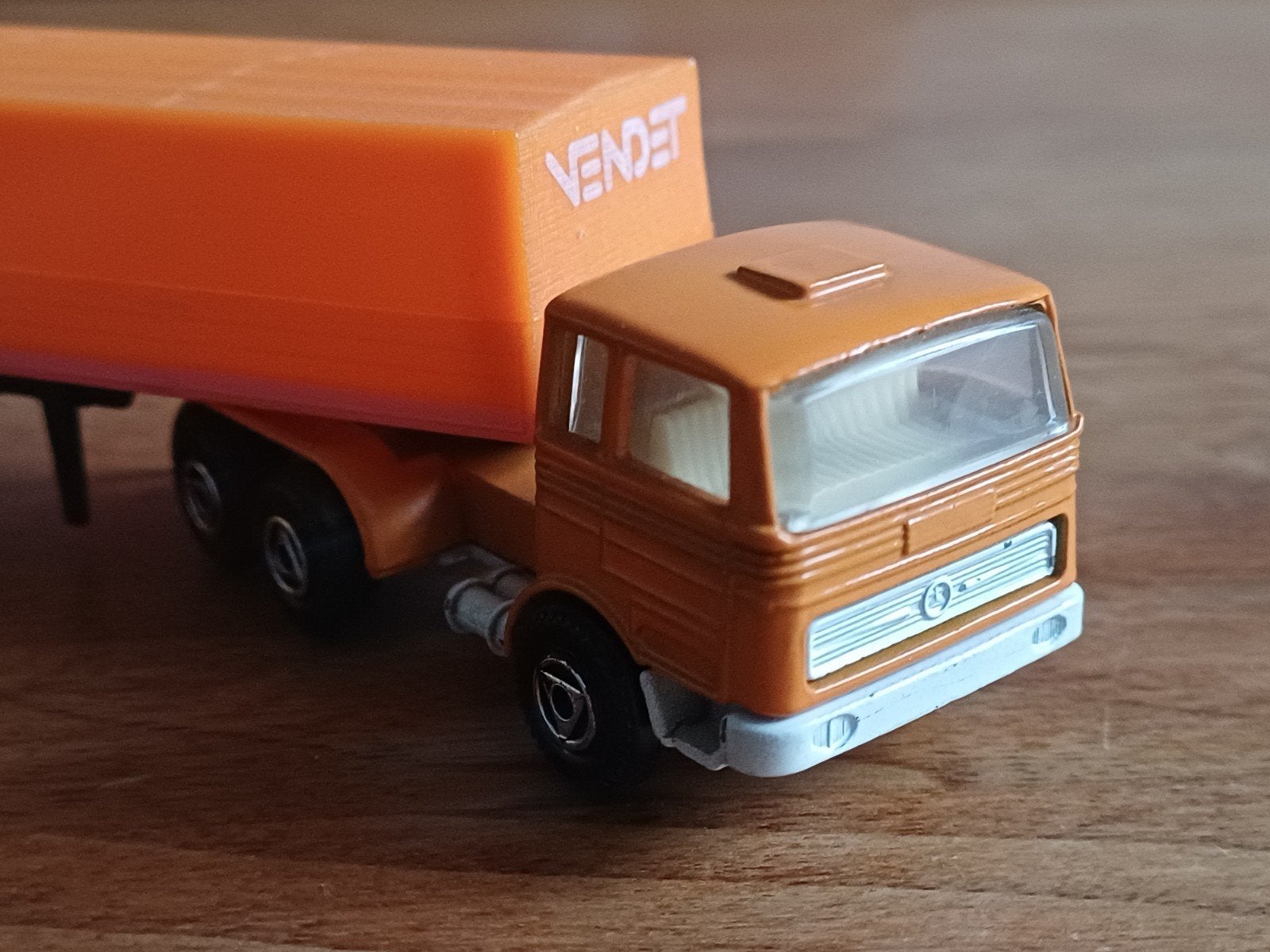 Efsi schaal 1:87 Mercedes trekker met oplegger Vendet, Ophalen of Verzenden, Zo goed als nieuw