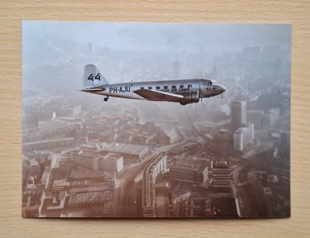 Foto van DC2 - de Uiver - boven Rotterdam., Verzamelen, Verzenden, Nieuw, Kaart, Foto of Prent
