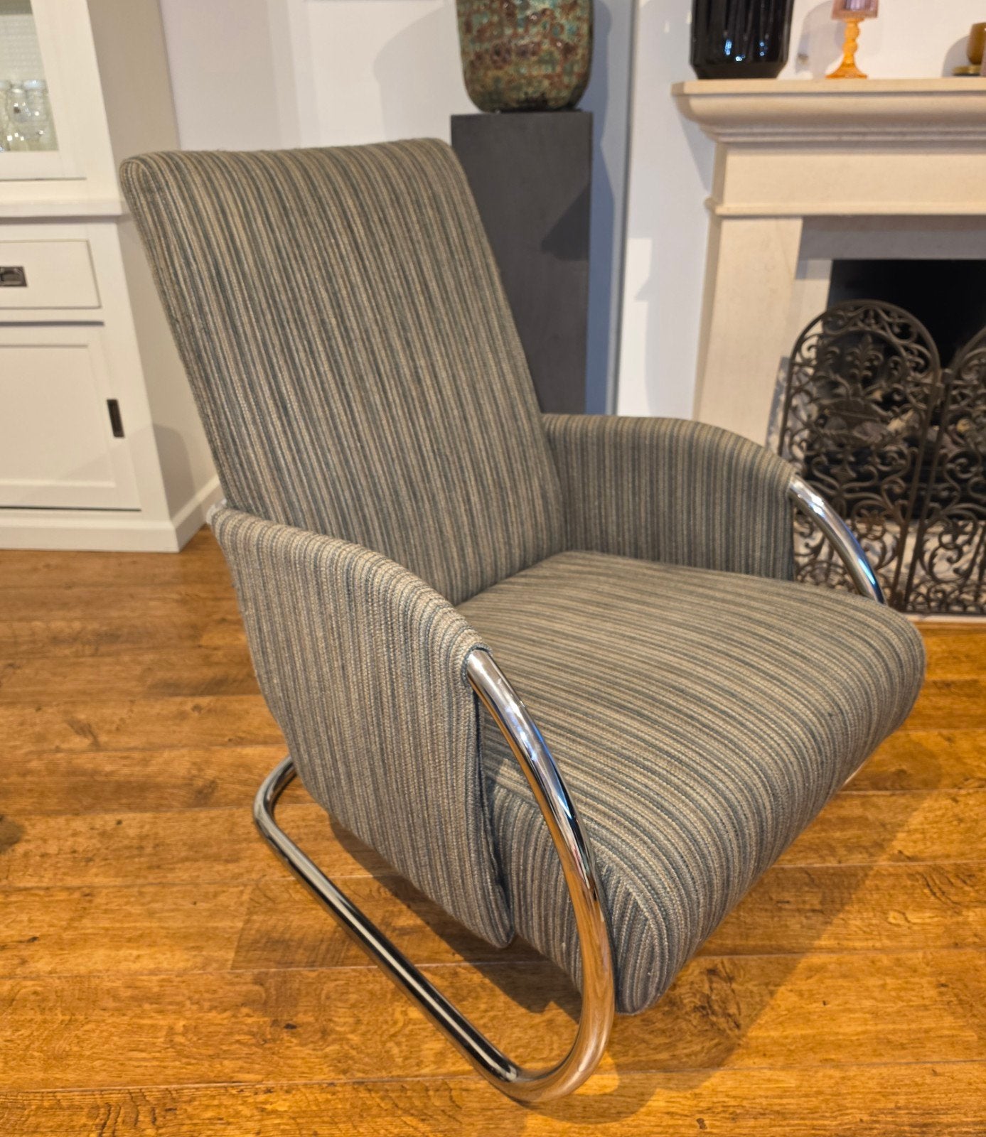 Mooie fauteuil, stof met chroom, Huis en Inrichting, Ophalen, 75 tot 100 cm, Zo goed als nieuw, Modern, chroom