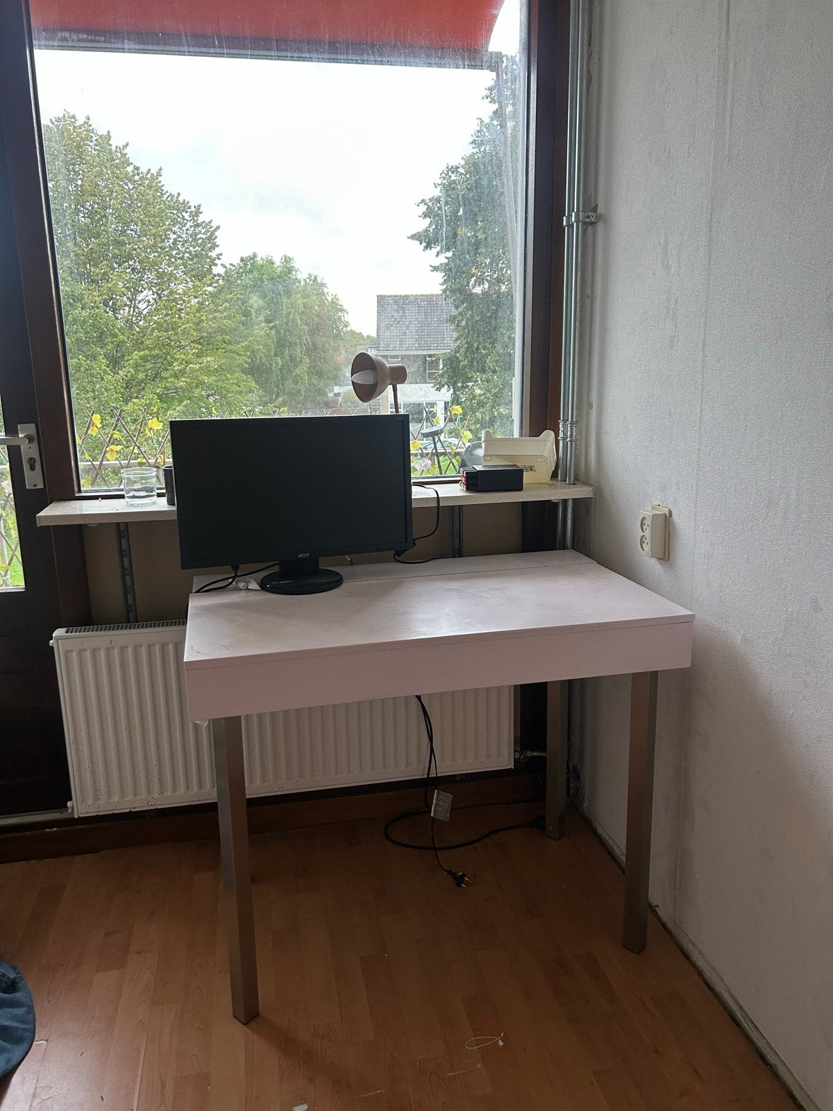 Bureau roze met monitor - gratis af te halen, Ophalen, Gebruikt, Roze, Kinderbureau