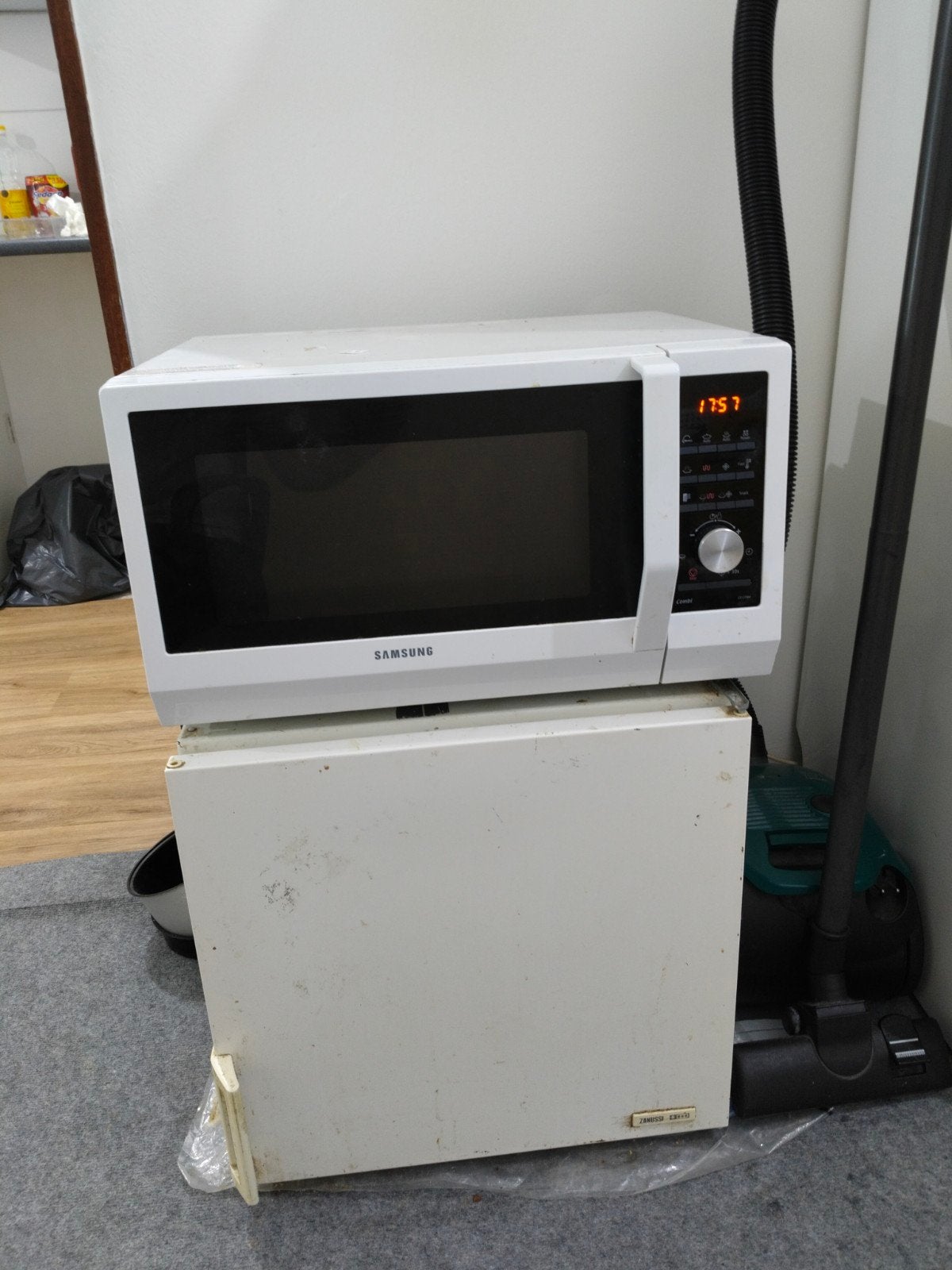 Samsung combimagnetron CE137NM

Magnetron max. 900W, grill, Witgoed en Apparatuur, Ophalen, Combimagnetron, Gebruikt, Grill