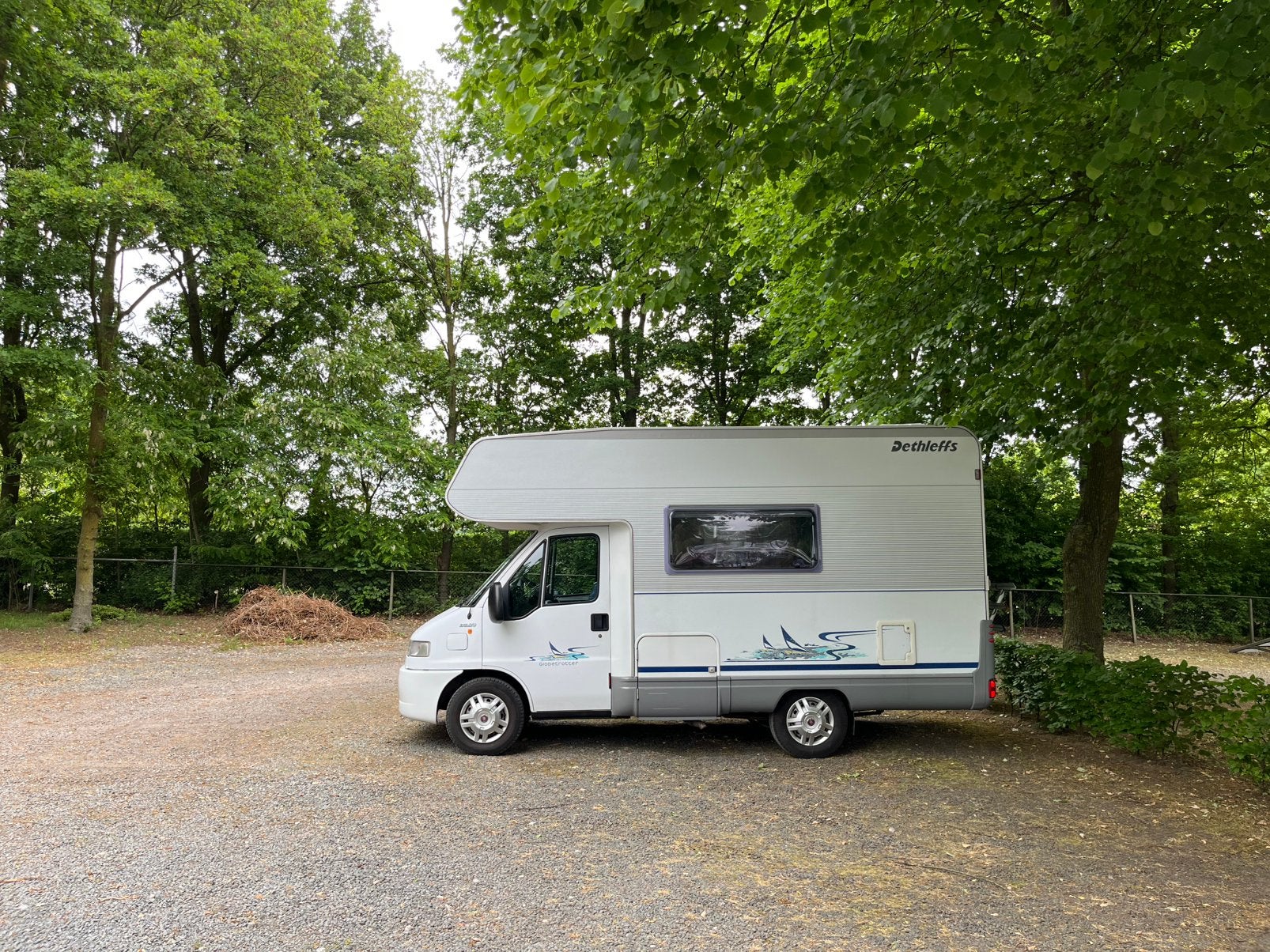 Dethleffs A525 Globetrotter 2.8 IdTd, Offgrid, 5 slaappl., Caravans en Kamperen, Koelkast, Ringverwarming, Fiat, Treinzit