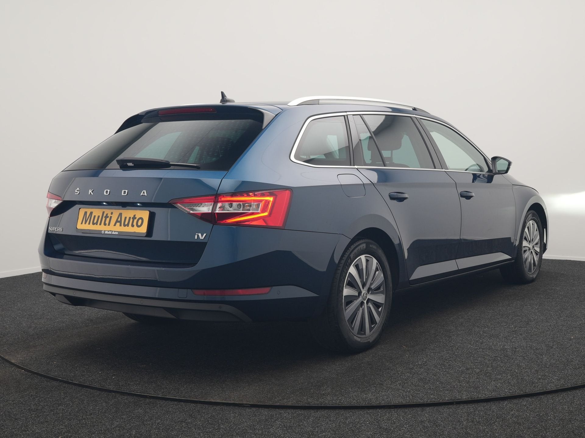 Skoda Superb Combi 1.4 TSI iV Business Edition PHEV 218pk De, Auto's, Stof, Gebruikt, Zwart, 4 cilinders