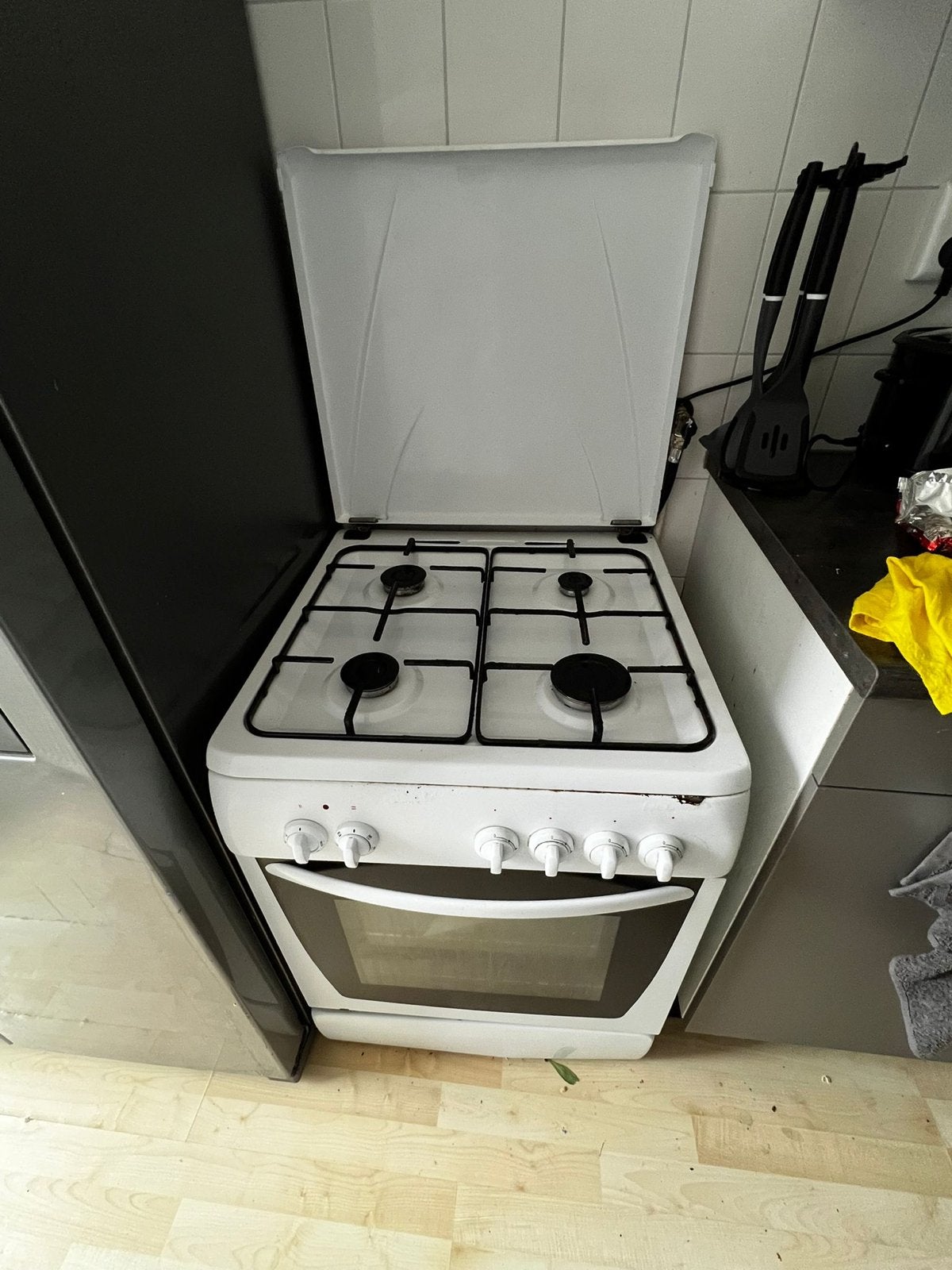 Gebruikt fornuis met oven - werkt prima, Witgoed en Apparatuur, Fornuizen, Ophalen, Gebruikt, 4 kookzones, Gas