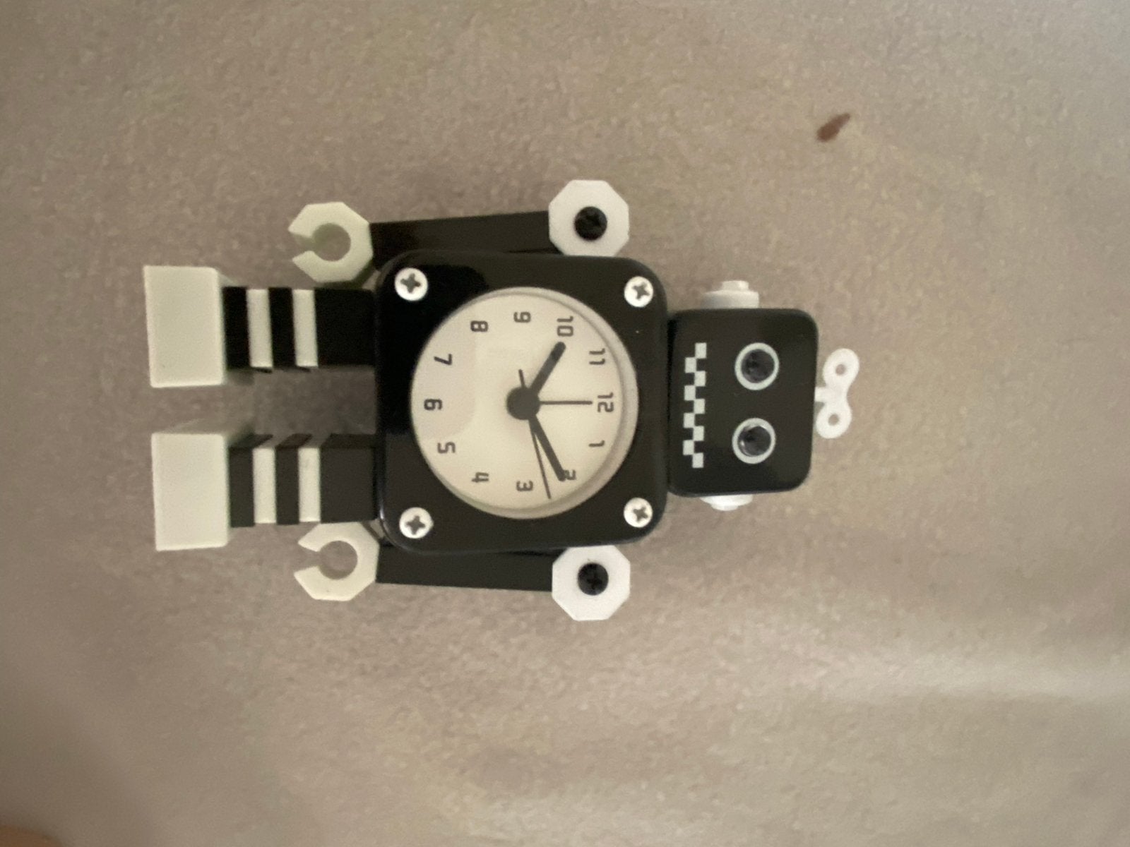 Leuke robot wekker - Zwart met wit, Analoog, Werkt op batterijen, Ophalen of Verzenden, Zo goed als nieuw