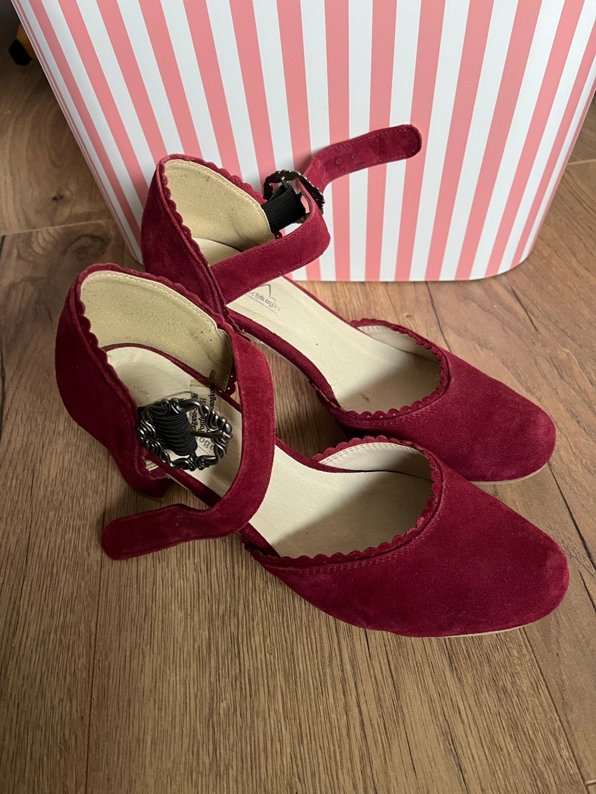 Hirschkogel Traditionele Duitse Klederdrachtschoenen 38, Schoenen met lage hakken, Ophalen of Verzenden, Zo goed als nieuw, Rood