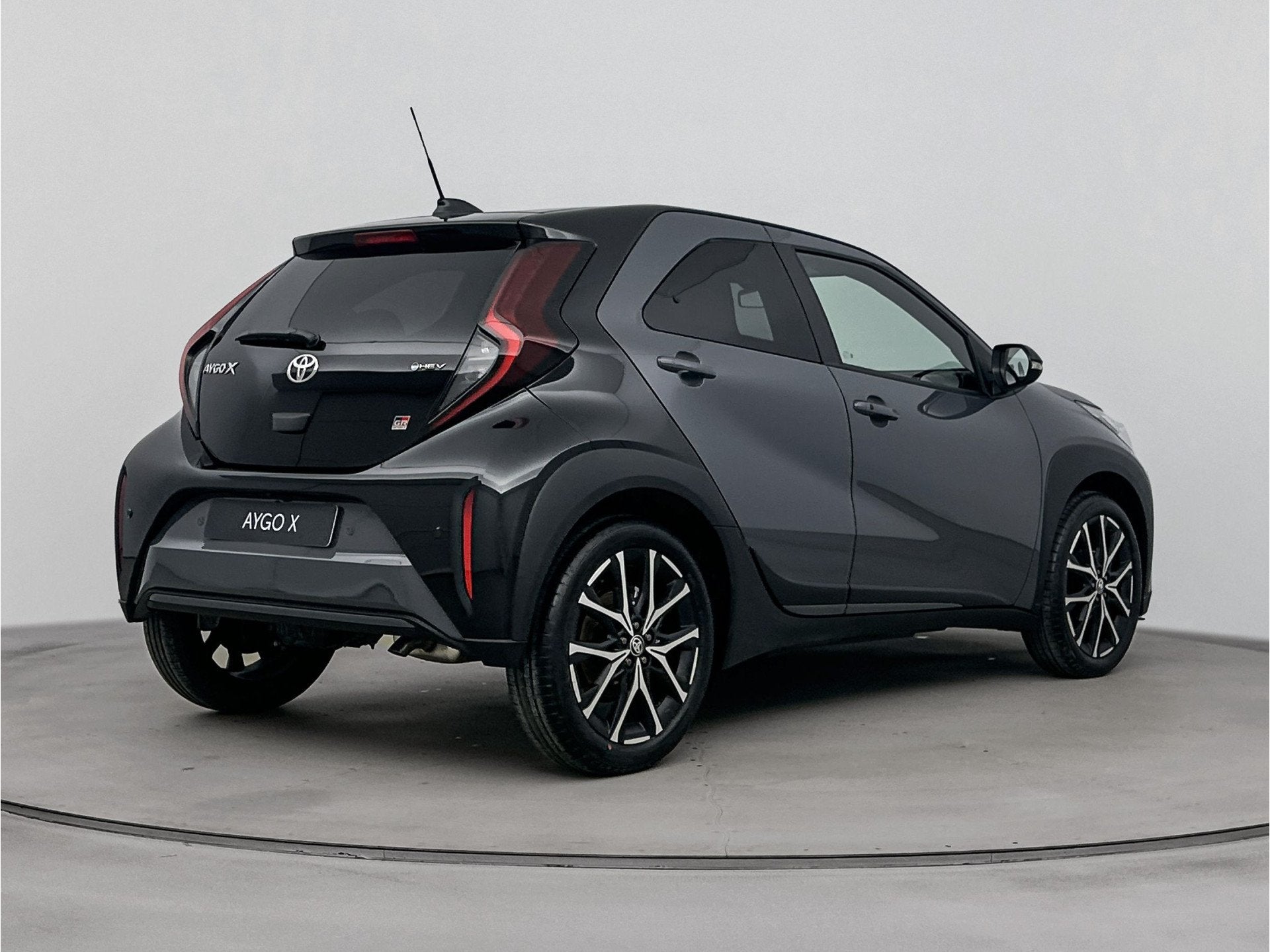 Toyota Aygo X Hybrid 115 GR Sport *NIEUW* | Direct leverbaar, Auto's, Toyota, Zwart, 4 stoelen, 116 pk, 1490 cc