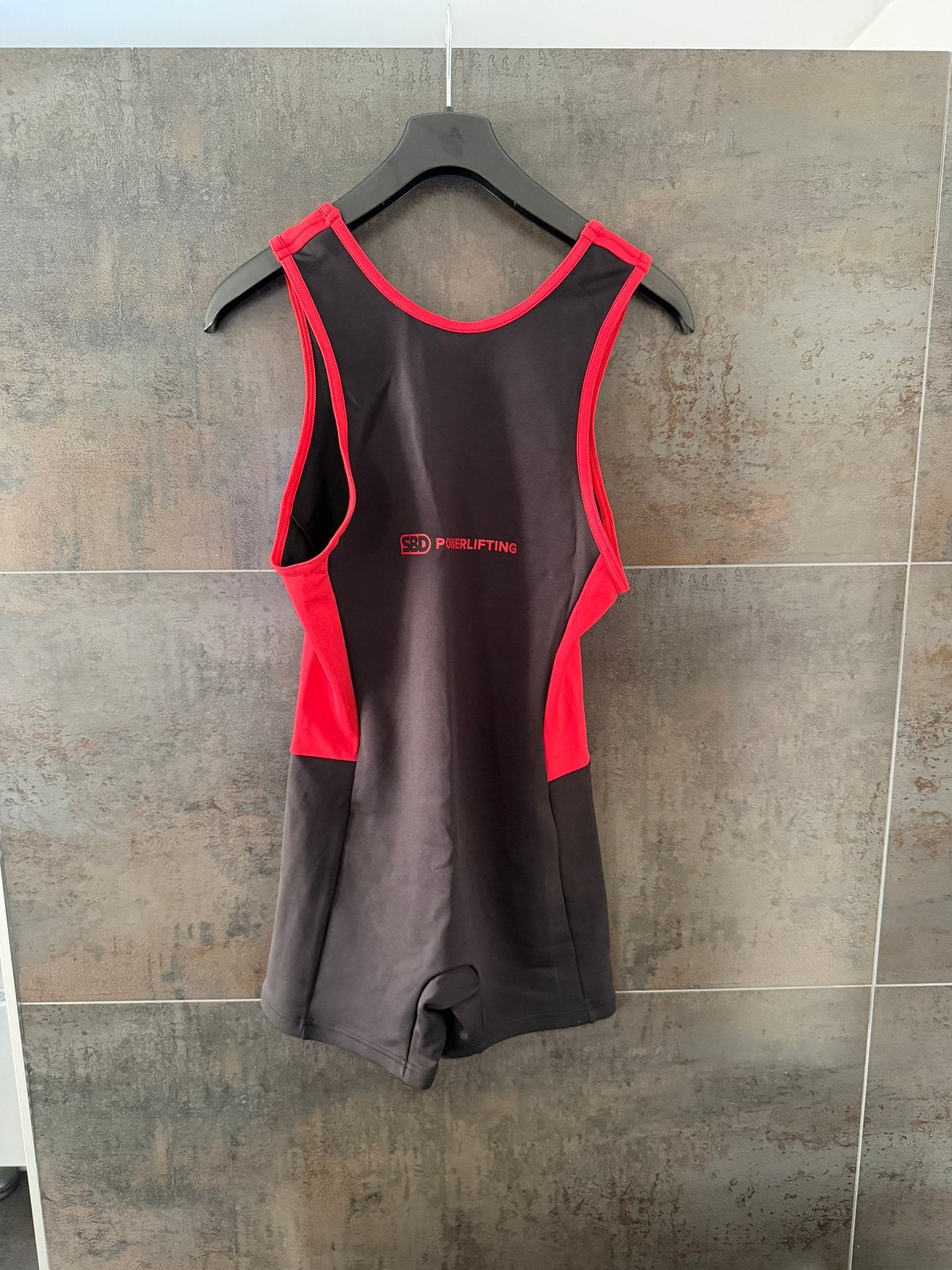 SBD Powerlifting Singlet - Zwart/Rood, Kleding | Heren, Maat 52/54 (L), Fitness, Zwart, Ophalen of Verzenden
