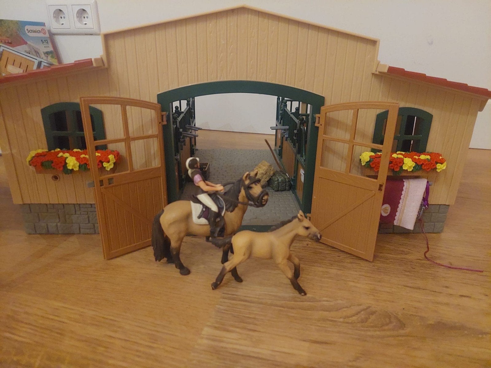 Schleich Paardenstal 42195 met paarden en ruiter, Ophalen of Verzenden, Zo goed als nieuw