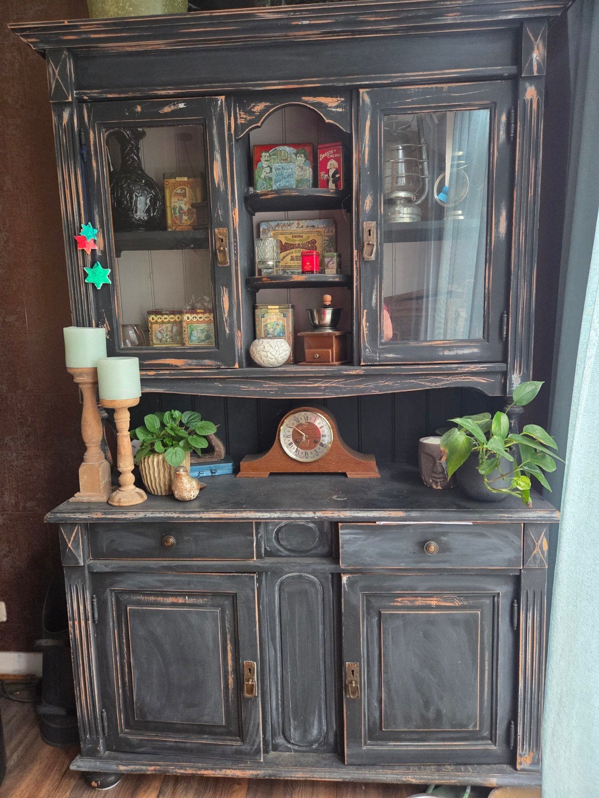 Antieke zwarte buffetkast met vitrine en lades, Ophalen