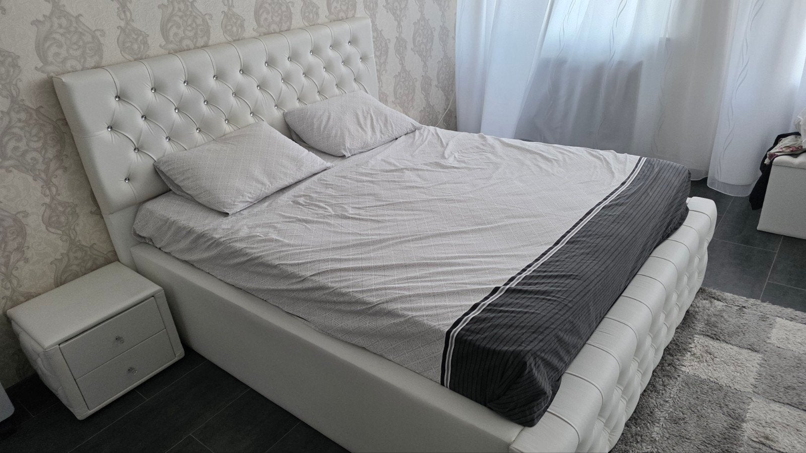 Boxspring met opbergruimte, matras en nachtkastjes (160x200), Ophalen, Gebruikt, Wit, Tweepersoons