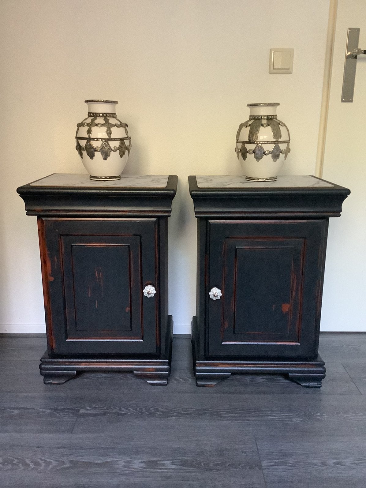 2 zwarte brocante nachtkastjes grote Queen Ann dressoir, Huis en Inrichting, Slaapkamer | Nachtkastjes, Ophalen, Zo goed als nieuw